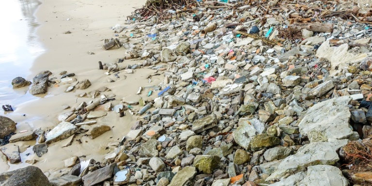 Verschmutzter Strand