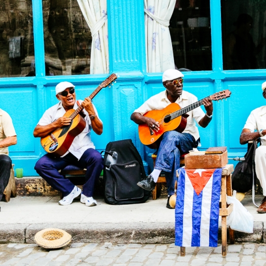 Kubanische Senioren spielen Volkslieder auf den Straßen Alt-Havannas