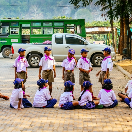 Ausflug thailändischer Schulkinder in Uniform