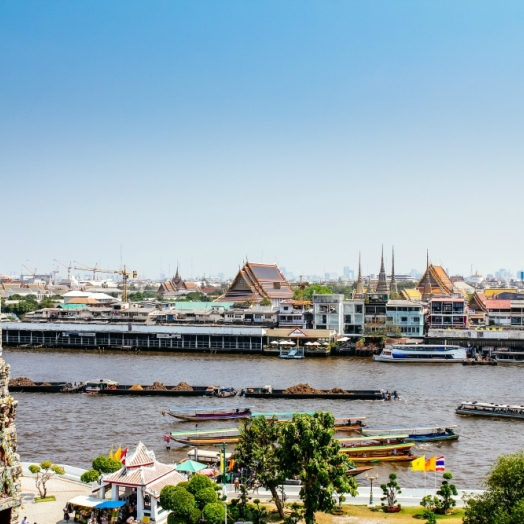 Blick vom Wat Arun auf den Chao Phraya Fluss in Bangkok